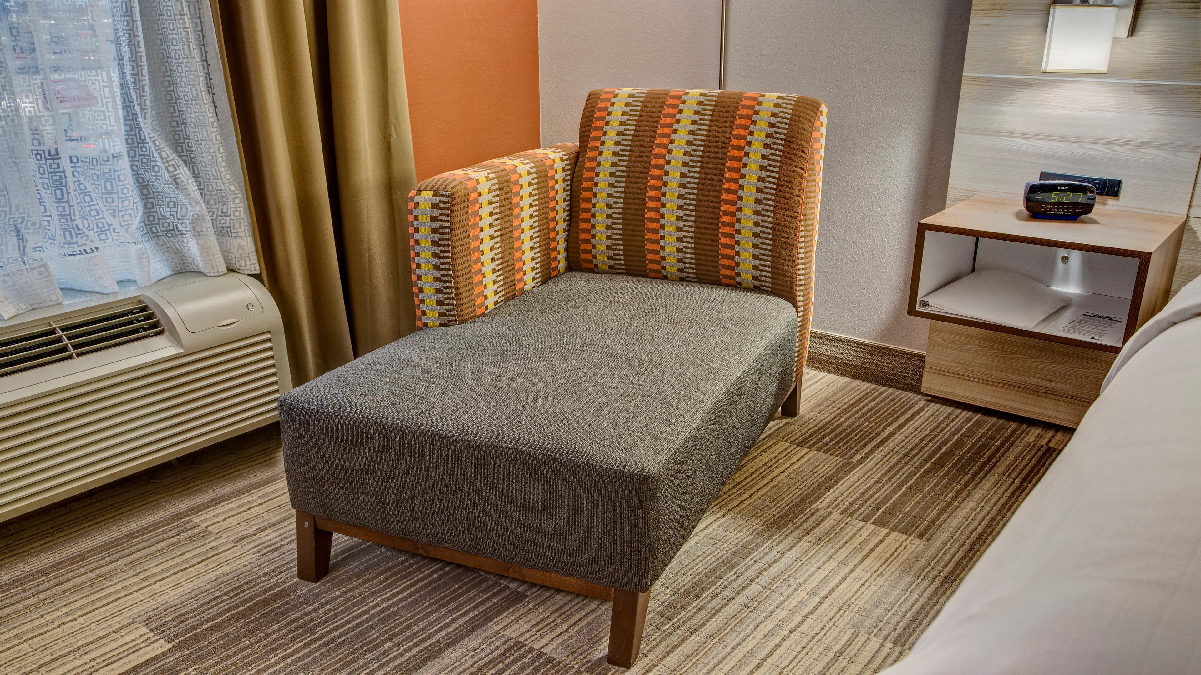 Holiday Inn Express Hotel & Suites London By Ihg Exterior foto