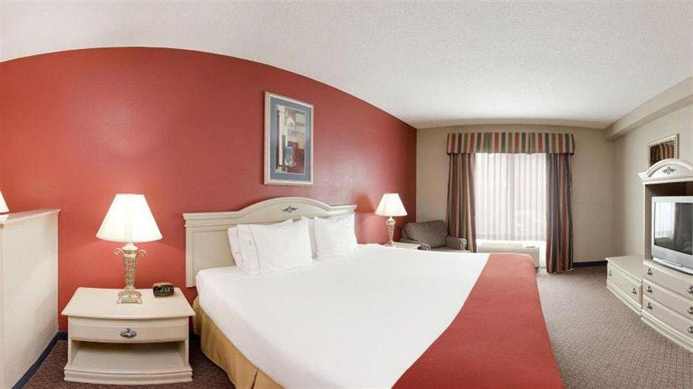 Holiday Inn Express Hotel & Suites London By Ihg Exterior foto